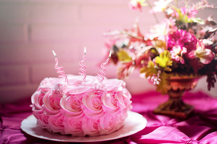 pinky floral cake with a flowers 