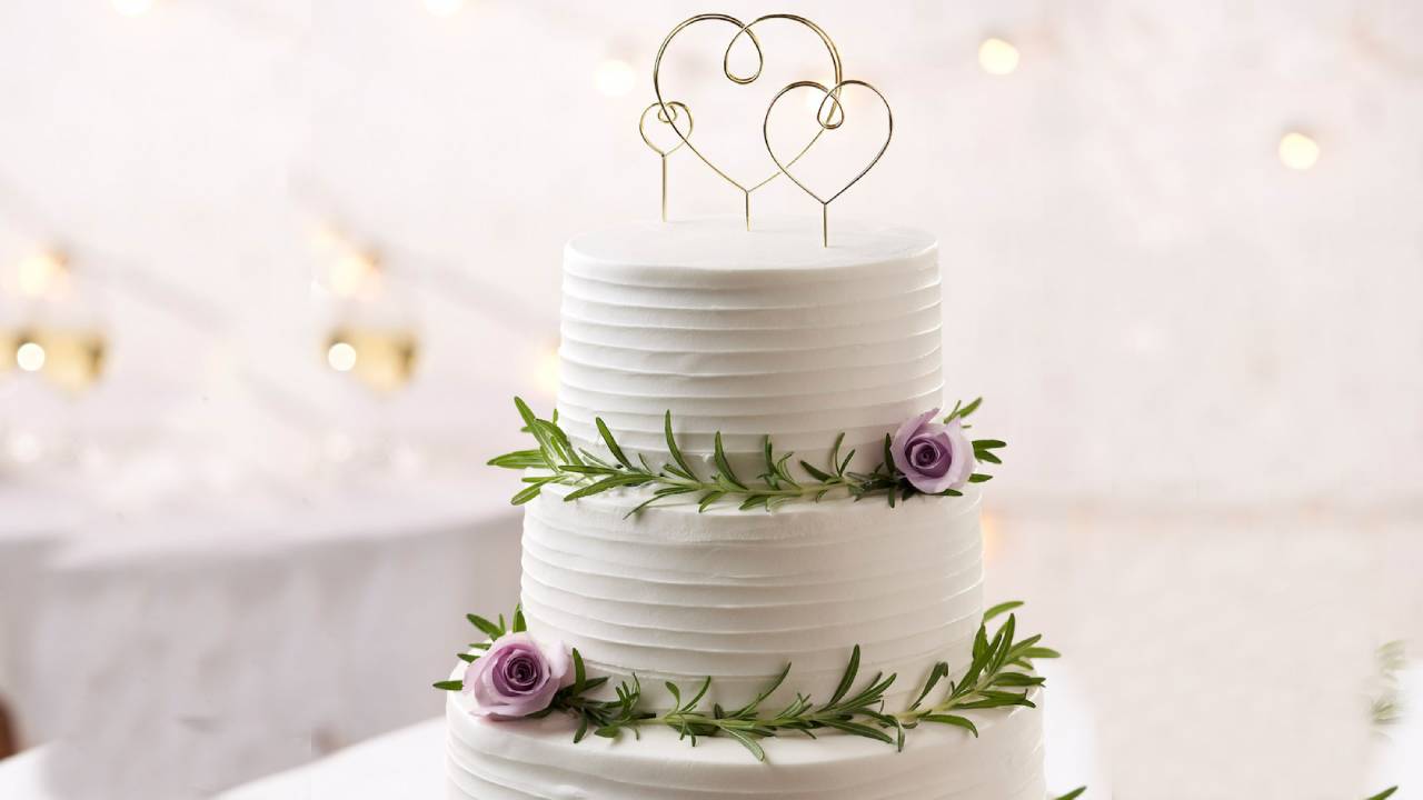 wedding cake from paris baguette