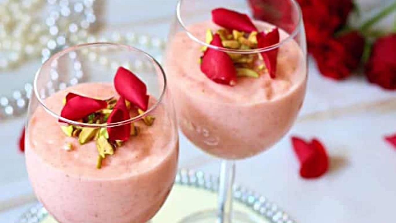 rose and pistachio firni in serving glasses