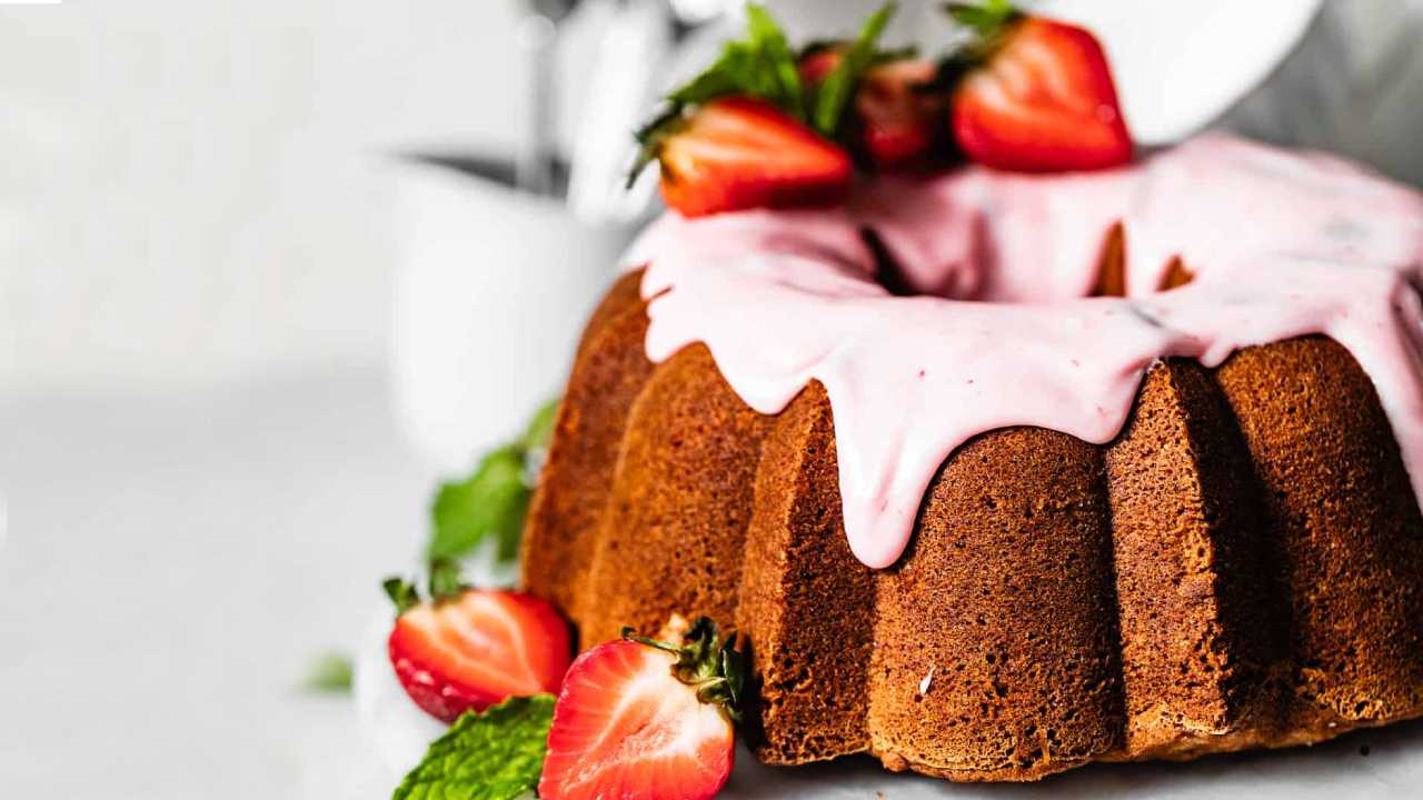 strawberry pound cake on a plate with fresh strawberries