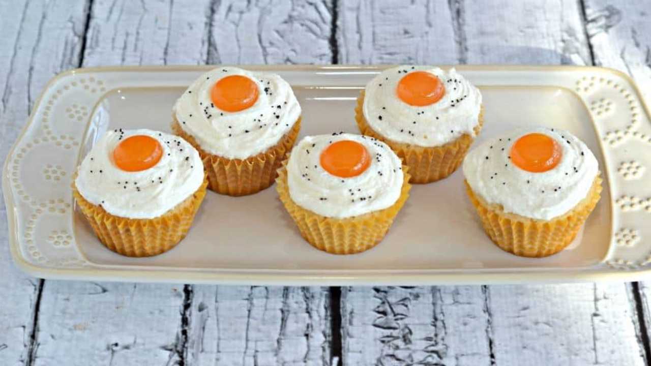 cupcakes that looks like eggs